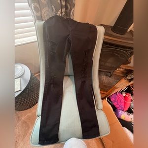 𝅺FRAME Le Skinny de Jeanne Black Distressed. 26